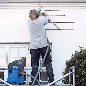 Sprekk i mur: Fugene ved sprekken krafses ut Sprekk i mur: Fugene ved sprekken krafses ut